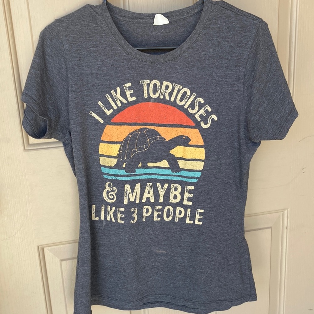 ✅3️⃣for $20💰womans T-shirt I like tortoises & maybe like 3 people